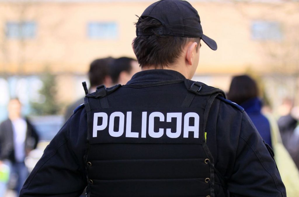 Լեհաստանում դատախազը մերկացել ու շրջել է փողոցներով, այցելել սուպերմարկետ (ԼՈւՍԱՆԿԱՐ)