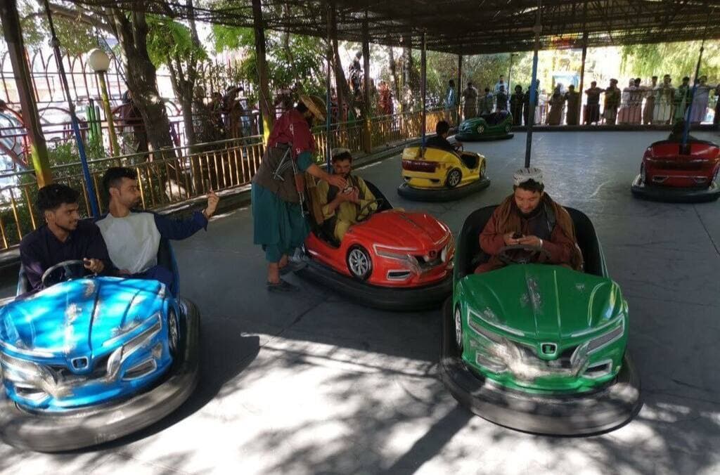 Թալիբներին արգելվել է սելֆի անել ու սպիտակ շապիկ հագնել