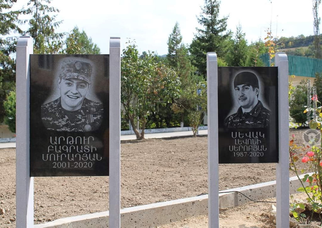 Պատերազմի զոհերին նվիրված հուշաքարեր է բացվել զորամասերից մեկում