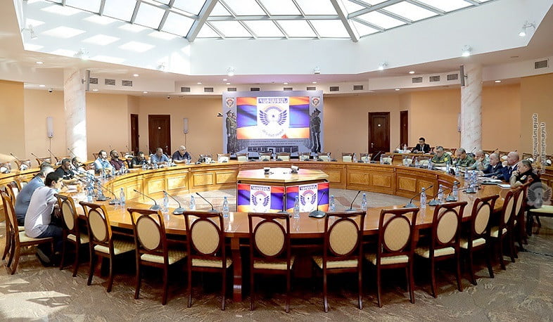 Արշակ Կարապետյանը հանդիպել է անհայտ կորած զինծառայողների ու կամավորների ծնողների հետ