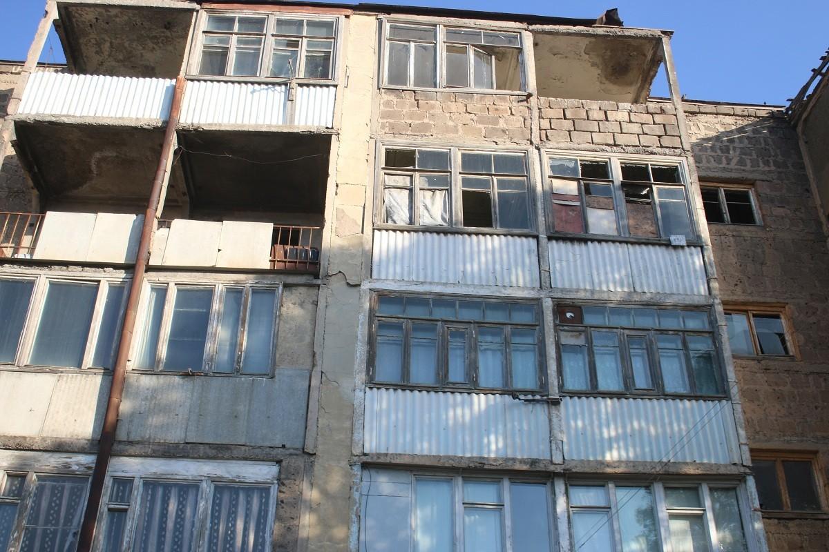 Երևանի ավագանին հավանության է արժանացրել վթարային վիճակ ունեցող շենքերի բնակիչներին վերաբնակեցնելու ծրագիրը