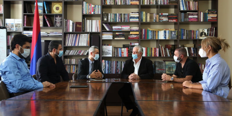 Սողոմոնի երգերը ֆիլմի համար Նիք Վալլելոնգան պարգևատրվել է ՀՀ ԿԳՄՍՆ Ոսկե մեդալով