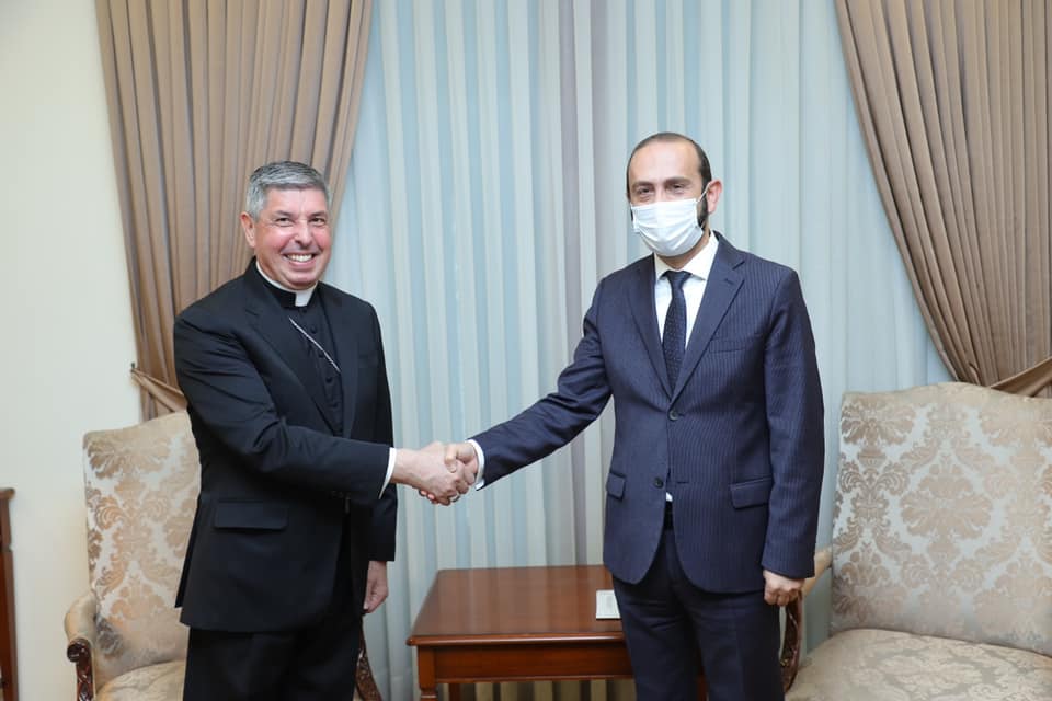 Արարատ Միրզոյանը հանդիպել է Հայաստանում Սուրբ Աթոռի առաքելական նվիրակի հետ