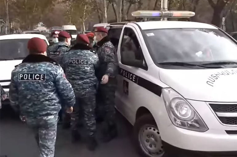 Բողոքի ակցիա՝ ԱԳՆ-ի դիմաց․ բերման է ենթարկվել 13 անձ