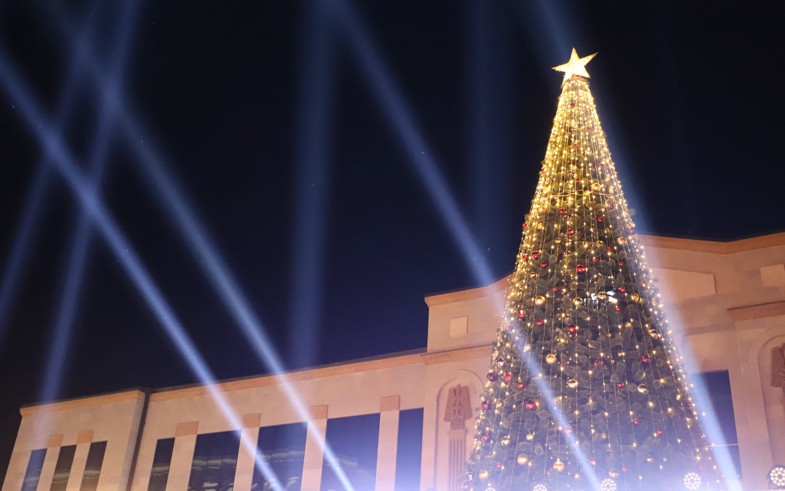 Կապանում վառվել են քաղաքի գլխավոր տոնածառի լույսերը (ԼՈւՍԱՆԿԱՐՆԵՐ)