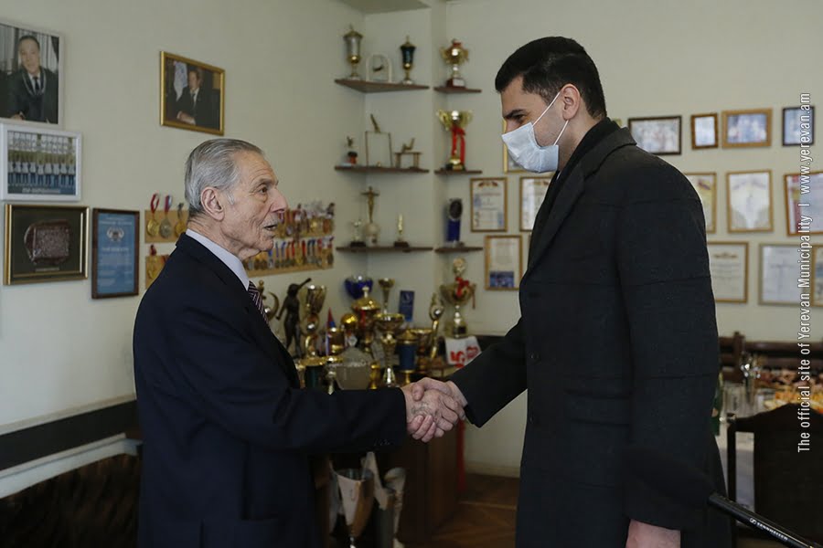 Հրաչյա Սարգսյանը շնորհավորել է լեգենդար մարզիկ Ալբերտ Ազարյանին (ՏԵՍԱՆՅՈՒԹ)