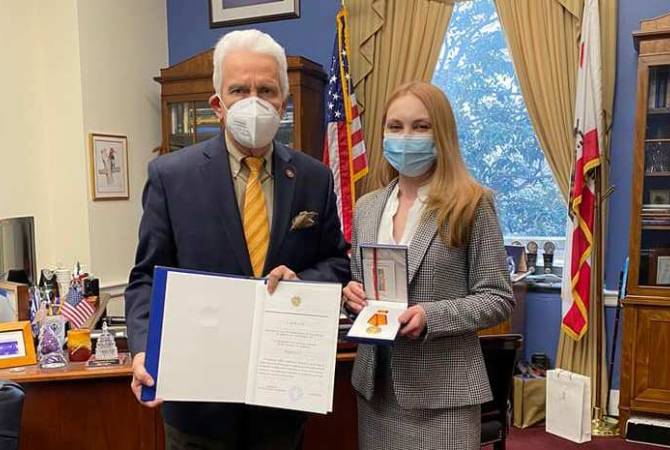 Մակունցը հանդիպել է կոնգրեսական Ջիմ Կոստայի հետ