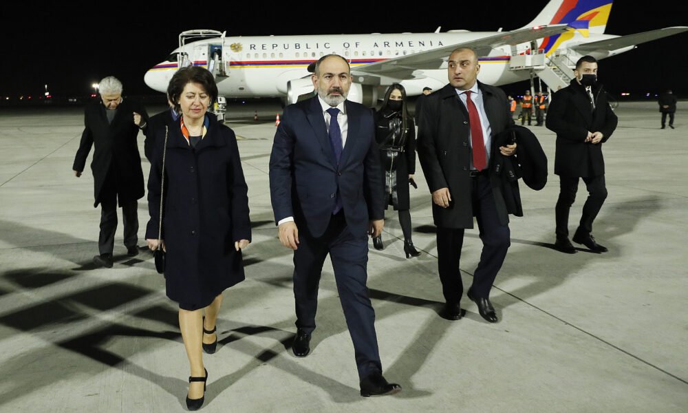 Փաշինյանը ժամանել է Փարիզ․ նրա հետ են 3 նախարար և այլ պաշտոնյաներ