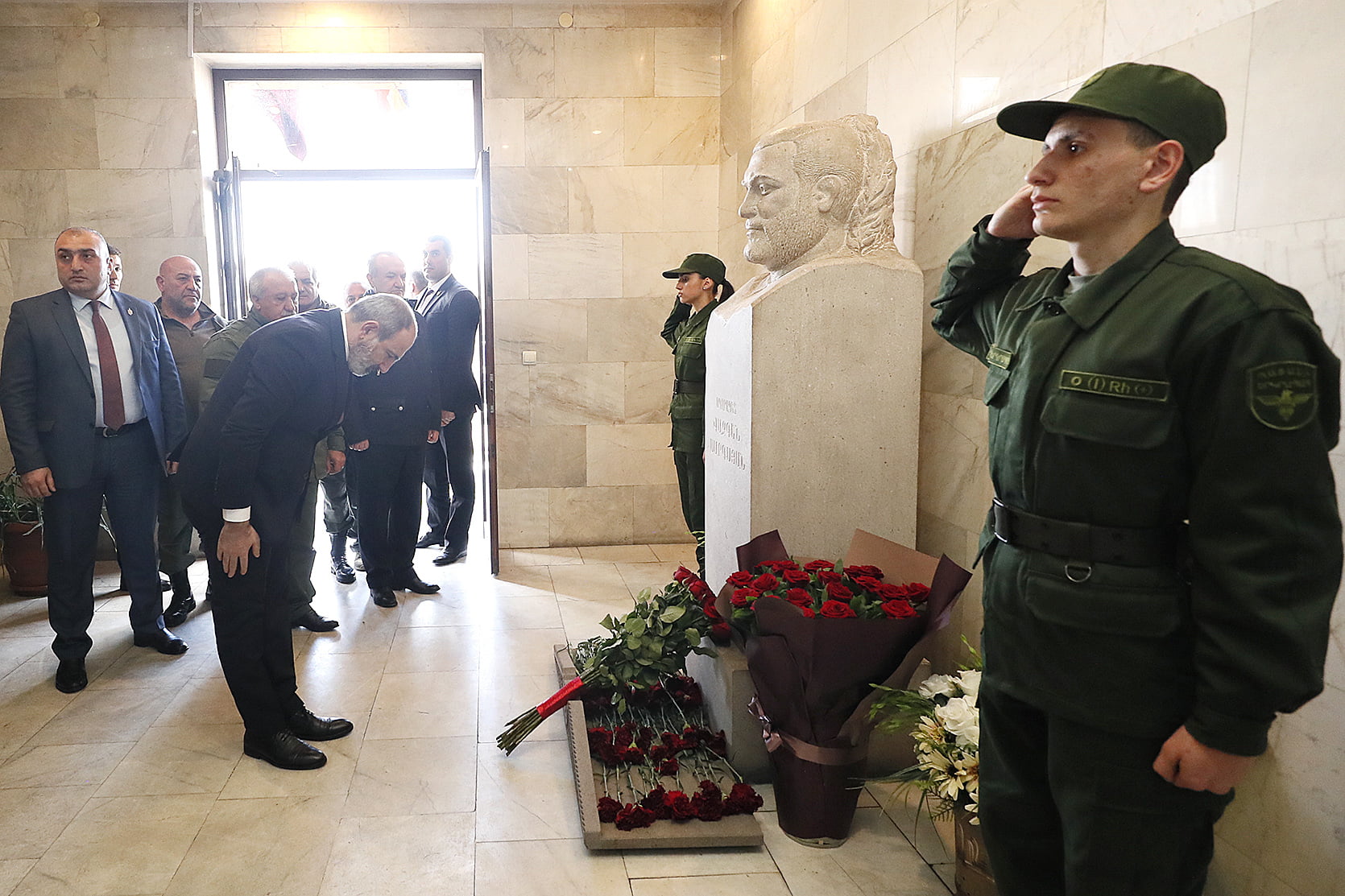 Այսօր Վազգեն Սարգսյանի ծննդյան օրն է․ վարչապետը ծաղիկներ է խոնարհել նրա հուշարձանին