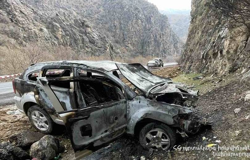 Ավտոմեքենան բախվել է ժայռին, գլխիվայր շրջվել և բռնկվել․ ԱԻՆ