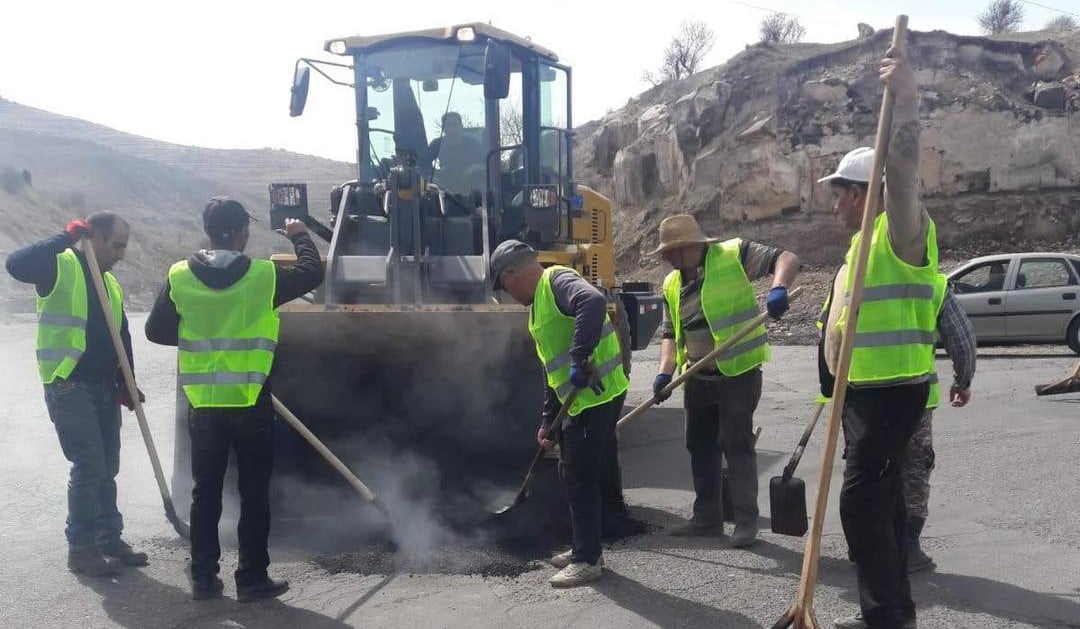 Փոսային նորոգման աշխատանքներ է կատարում Երևան-Գառնի ավտոճանապարհին