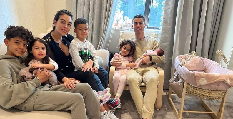 Ռոնալդուն լուսանկար է հրապարակել նորածին դստեր հետ