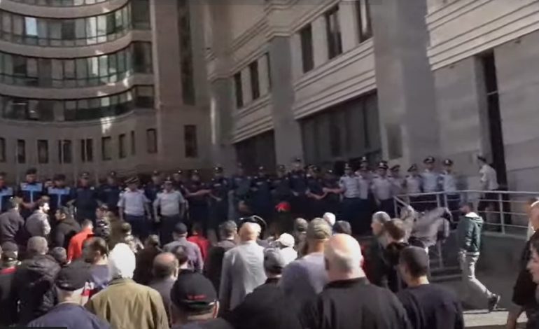 Երթի մասնակիցները հասել են ԱԳՆ՝ շրջափակելով այն