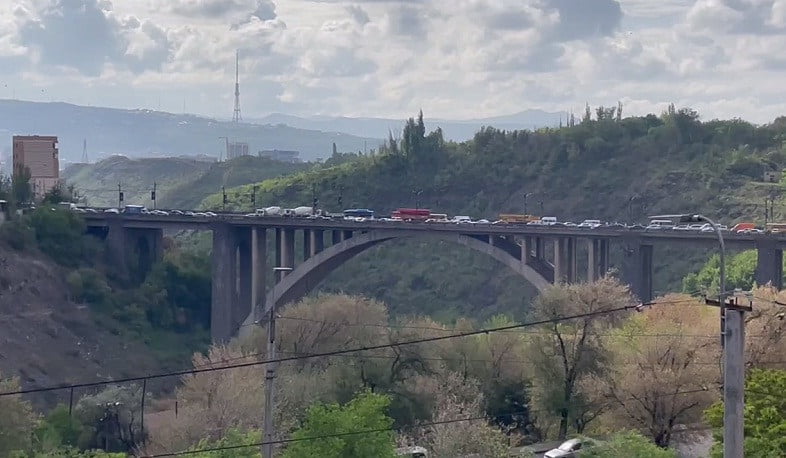 Շարունակվում են անհնազանդության ակցիաները․ բետոնակիրներով խցանել են Կիևյան կամուրջը