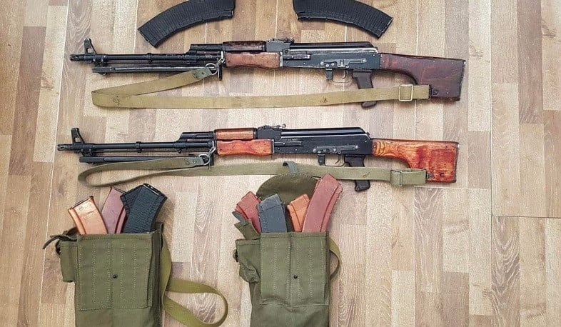 Ավտոմեքենայում հայտանբերվել է գնդացիրներ, ատրճանակ և փամփուշտներ. Ոստիկանությունը մանրամասներ է հայտնել