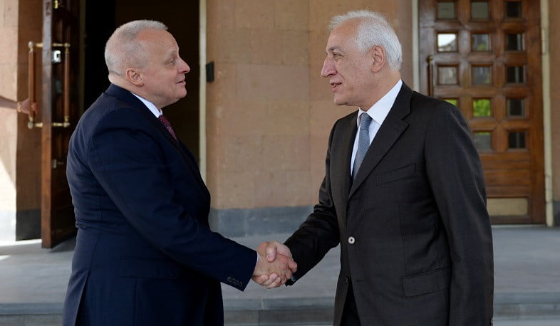 Խաչատուրյանը Ռուսաստանի օրվա առթիվ այցելել է ՀՀ-ում ՌԴ դեսպանատուն