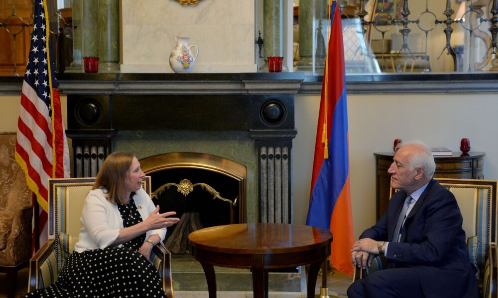 ԱՄՆ Անկախության օրվա կապակցությամբ Վահագն Խաչատուրյանը այցելել է ԱՄՆ դեսպանի կեցավայր (ՏԵՍԱՆՅՈՒԹ)