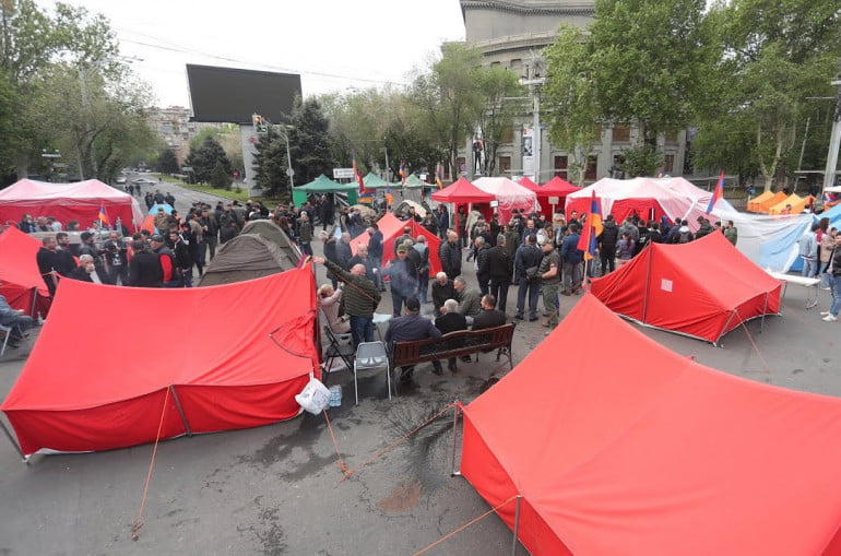 Մենք գիտենք՝ ով է մեր երեխաներին սպանել. Զոհված զինծառայողների ծնողները շարունակում են նստացույցը