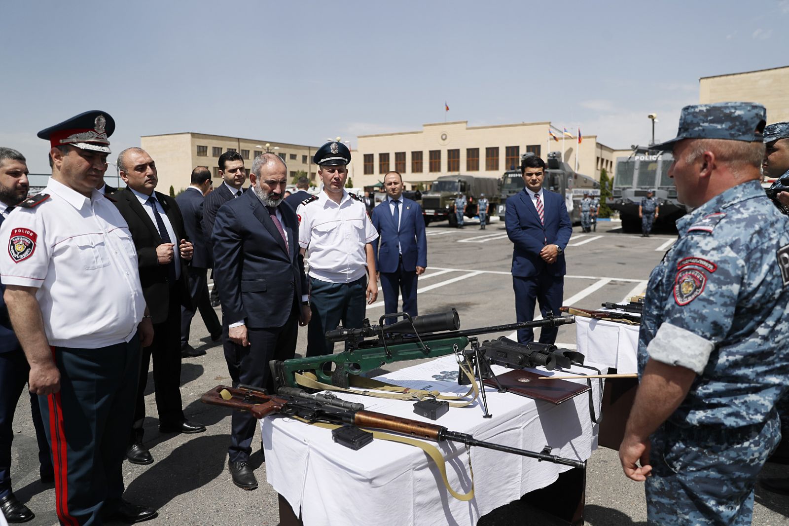 Վարչապետը ծանոթացել է ՈԶ տեխնիկական միջոցներին, շնորհավորել Ոստիկանության զորքերի 30-րդ տարեդարձի առիթով (ՏԵՍԱՆՅՈՒԹ)