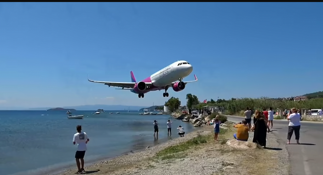 Օդանավը մի քանի մետր բարձրության վրա թռել է հանգստացողների գլխի վրայով (ՏԵՍԱՆՅՈՒԹ)