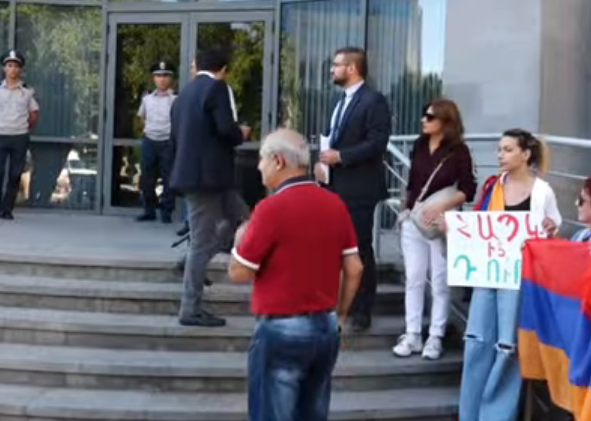 ԱԳՆ շենքի մոտ Դուրս ՀԱՊԿ-ից խորագրով բողոքի ակցիա է իրականացվում