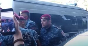 ՌԴ դեսպանատան դիմաց խաղաղ ակցիայի ժամանակ երեք հոգու բերման են ենթարկել