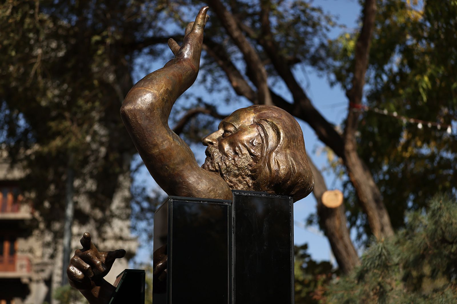 Բացվել է Օհան Դուրյանի արձանը