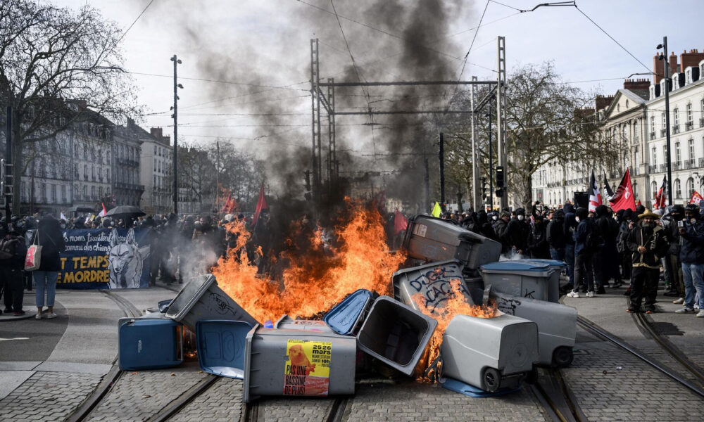 Ֆրանսիայում կենսաթոշակային տարիքի բարձրացման դեմ զանգվածային ցույցերը դեռ շարունակվում են