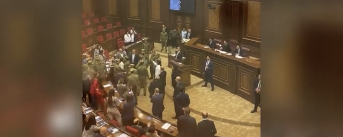 Որ պետք լինի, կթքեմ. ԱԺ-ում կռիվ է