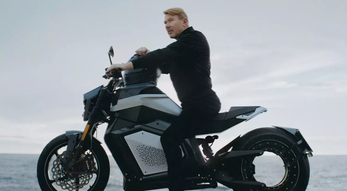Verge Motorcycles ընկերությունը էլեկտրական մոտոցիկլետ է նվիրել Ֆորմուլա 1-ի չեմպիոնին