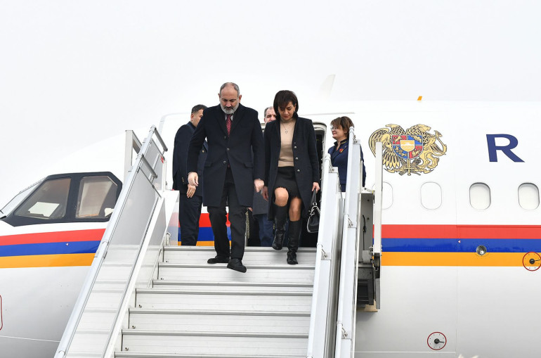 Փաշինյանը տիկնոջ հետ աշխատանքային այցով մեկնել է Ֆրանսիա