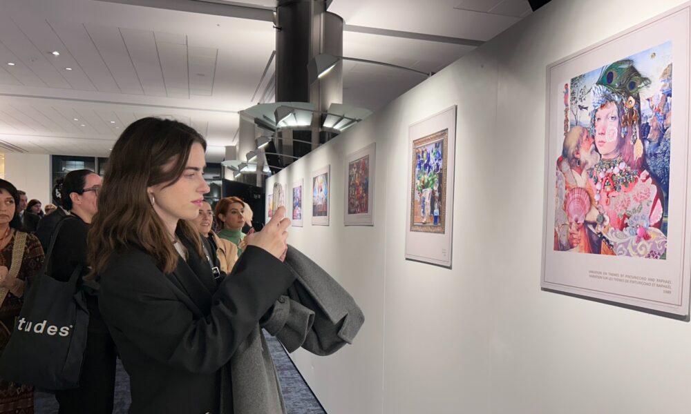 woman mobile pictures