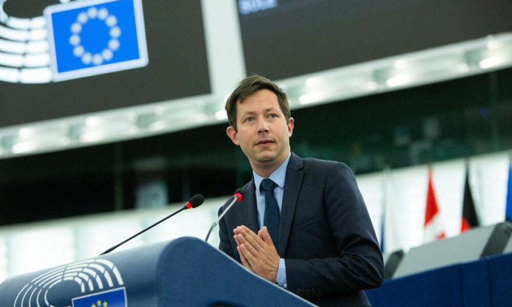 Չենք կարող դառնալ պանիկայի կղզյակ՝ պարզապես մարդկանց վախերը մեղմելու համար․ Արսեն Թորոսյան