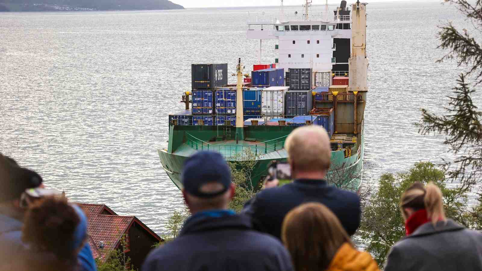 Նորվեգիայում բեռնանավը մազապուրծ է եղել տան հետ բախումից (VIDEO)