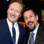 Բոբ Օդենկիրկը, ով հայտնի է իր սրամիտ հումորային գրությամբ և դերասանությամբ, անդրադառնում է «Saturday Night Live»-ում իր հիշարժան տարիներին և Բրոդվեյում վերջին հաջողություններին։