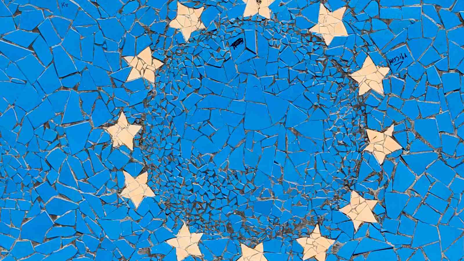 Եվրոն, որը պաշտոնապես ներդրվեց 1999 թվականին և ֆիզիկապես շրջանառության մեջ մտավ 2002 թվականին, խորհրդանշում է Եվրոպայի տնտեսական ինտեգրումը։ Դրա ստեղծումը կապված է Մաաստրիխտի պայմանագրի հետ և ներկայացնում է տասնամյակների ջանքերի արդյունքը՝ քաղաքական և դրամավարկային միության ուղղությամբ։