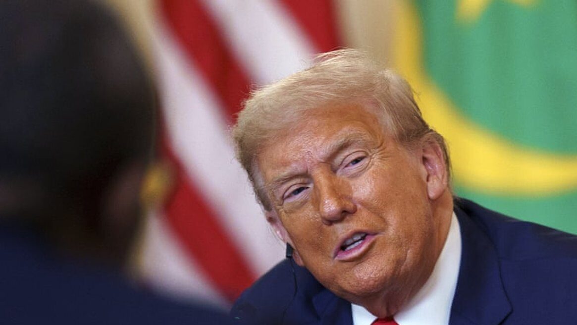 Ջոնսոնը հայտարարում է՝ Թրամփը եղել է FBI-ի գաղտնի գործակալ Էպստեյնի գործով