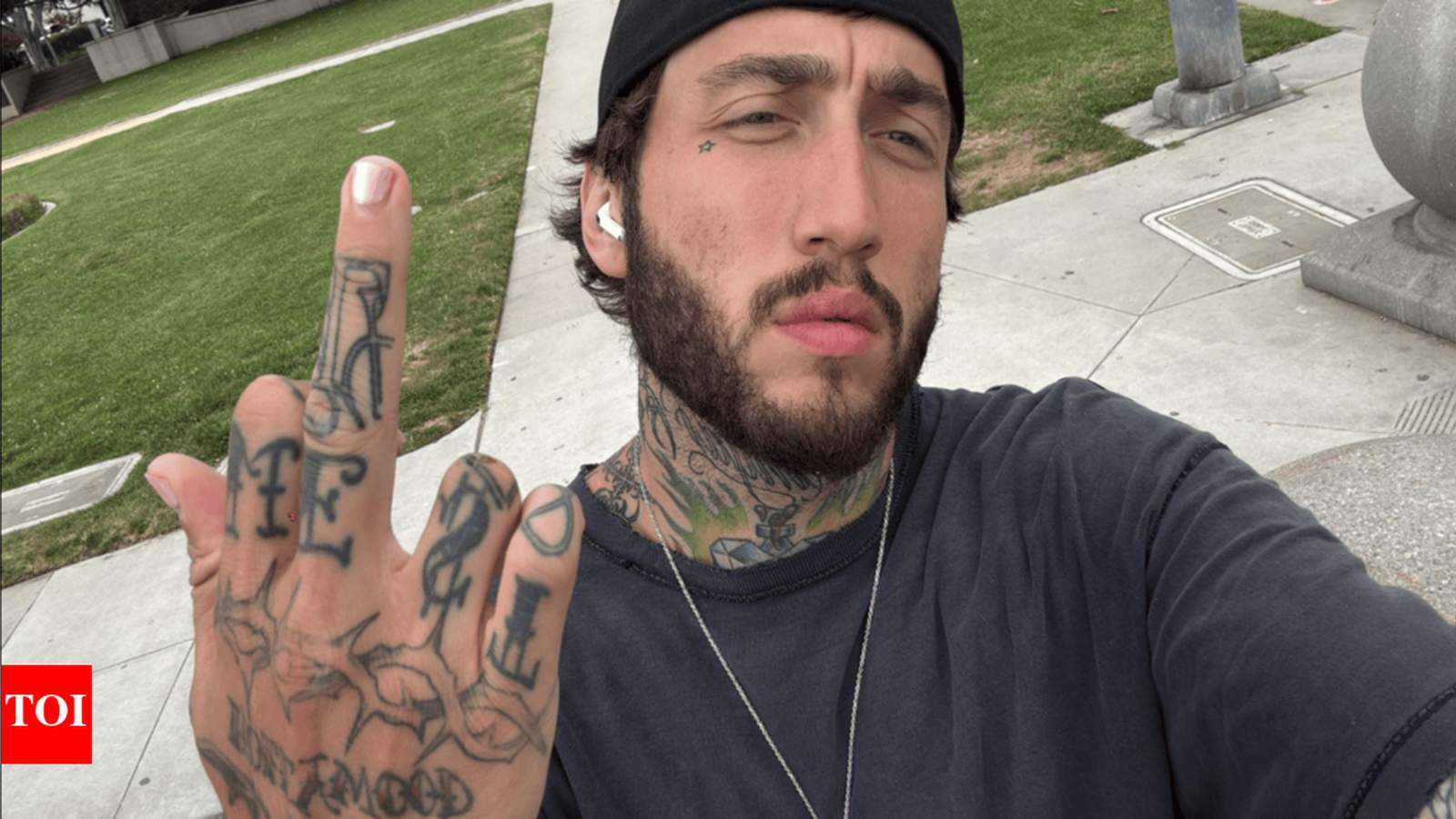 FaZe Clan-ի նախկին գործադիր տնօրեն FaZe Banks-ը հեռացել է իր պաշտոնից՝ կապված $200 միլիոն արժողությամբ կրիպտո խարդախության մեղադրանքների հետ, որոնք ներառում են $MLG մեմ-մետաղադրամը։ Սկանդալը հանգեցրել է հանրային հակամարտության Adin Ross-ի հետ և ստիպել Banks-ին հեռանալ ինչպես FaZe Clan-ից, այնպես էլ ինտերնետից։