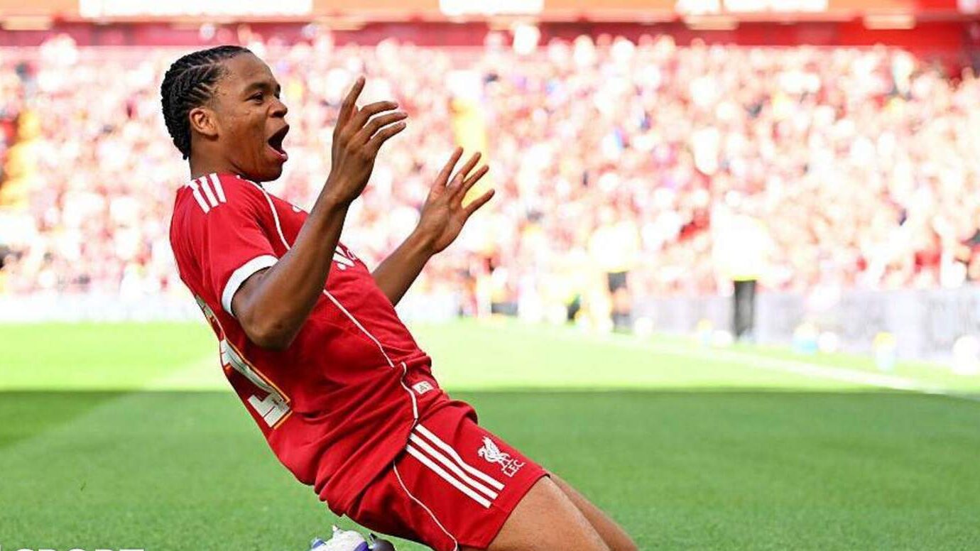 Երիտասարդ տաղանդ Ռիո Նգումոհան շարունակում է տպավորել Լիվերպուլում նախամրցաշրջանի ընթացքում՝ խփելով հիանալի գոլ Ատլետիկ Բիլբաոյի դեմ: Տրանսֆերային քննարկումների և Դիոգո Ժոտայի հիշատակման ֆոնին, Լիվերպուլի հարձակման վերակառուցումը կարող է ճանապարհ բացել Նգումոհայի առաջին թիմում հայտնվելու համար: