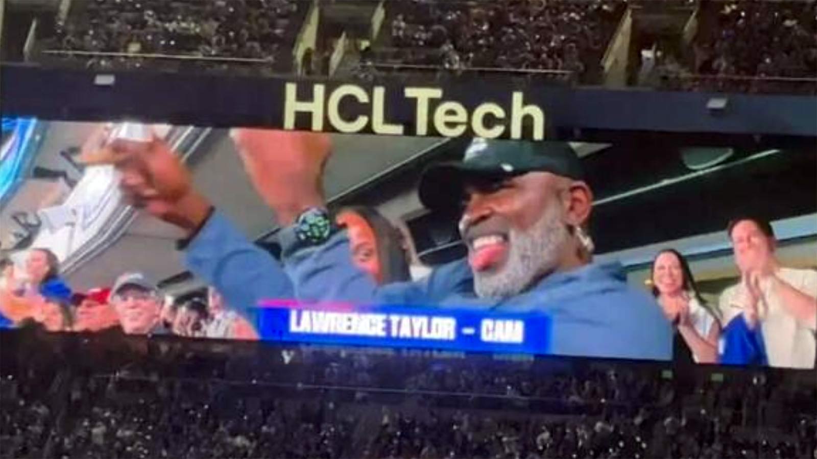 Լոուրենս Թեյլորը կենտրոնում՝ «Տեյլոր Քեմ» զվարճալի պահի ժամանակ Ջայանտսի խաղում