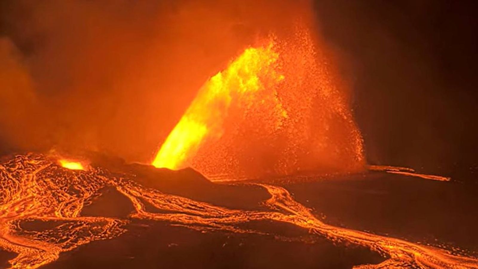 Կիլաուէայի ժայթքման 33-րդ փուլը Հալեմաումաու կրիատերը վերածում է լավայի ջրաղացների ու մոխրի տեսարանների, մինչ փորձագետները հետևում են վտանգներին ու հրաբխի անհանգիստ շարժումներին։