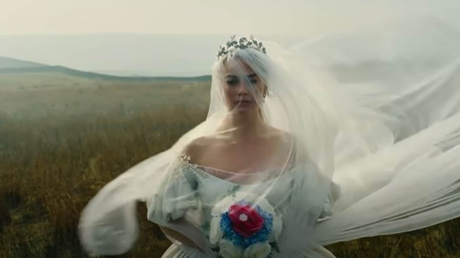 Էմերալդ Ֆենելի «Քամիների բարձունքները» Մարգո Ռոբիի և Ջեյքոբ Էլորդիի գլխավորությամբ դարձել է քննարկման առարկա՝ Էմիլի Բրոնտեի գոթական վեպի ժամանակակից մոտեցման պատճառով։