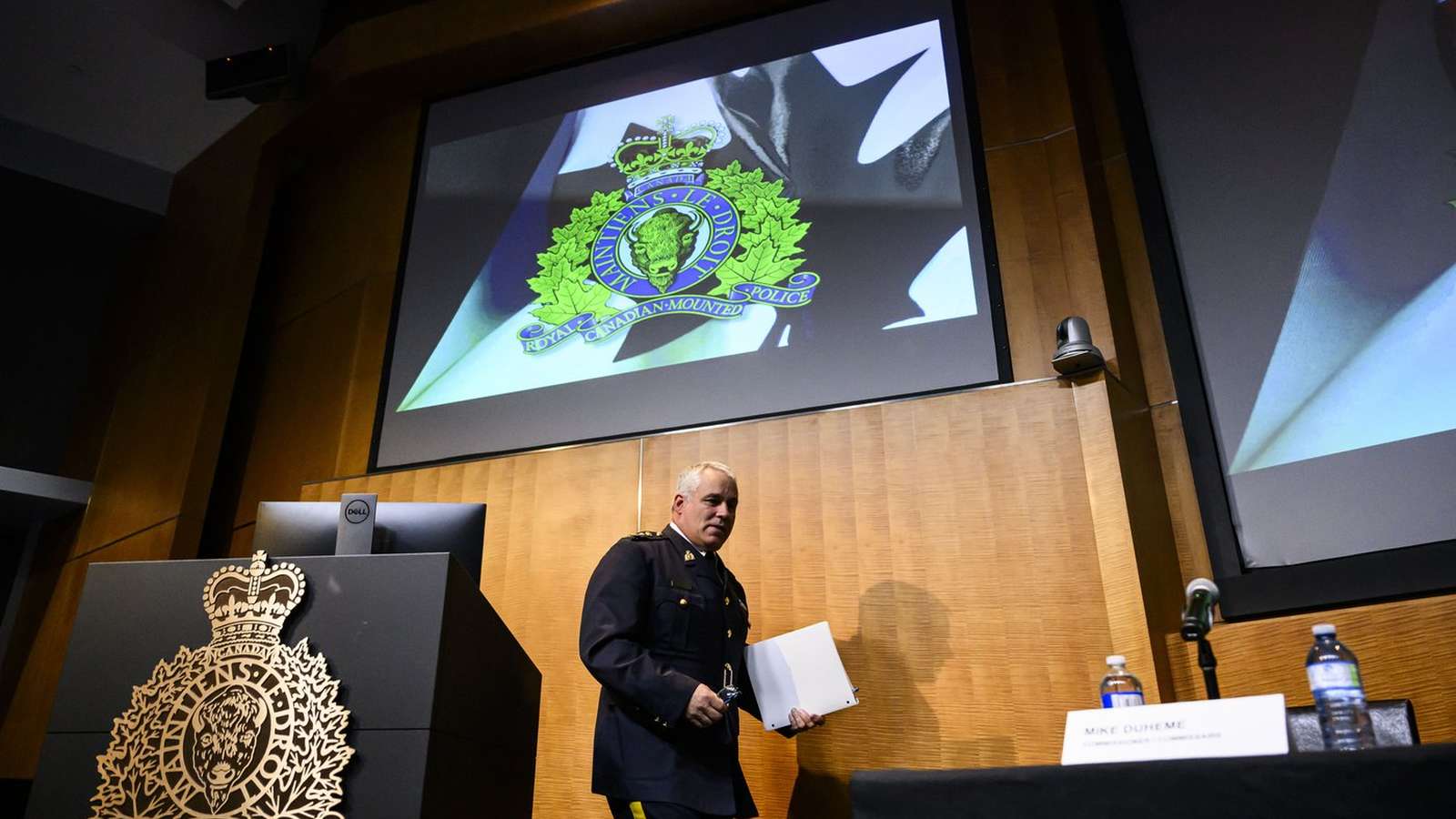 Մարկ Քարնիի առաջին ամիսները. քաղաքական շրջադարձեր, համաշխարհային դիվանագիտություն և հակասական կարծիքներ