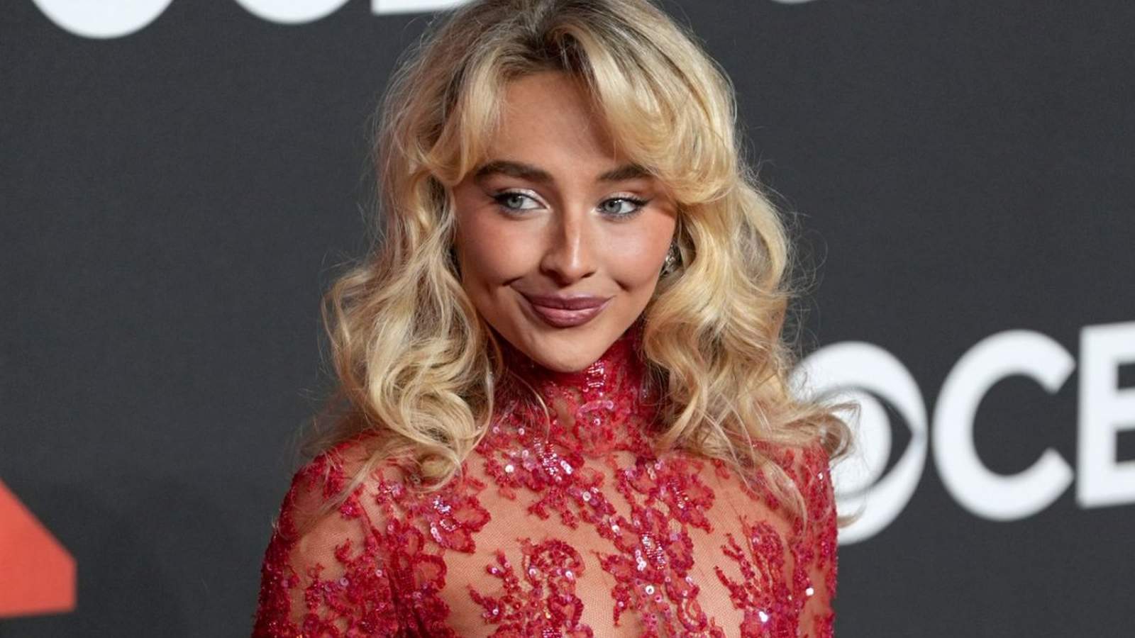 Սաբրինա Քարփենթերը նորից ապրում է Քերրի Բրեդշոուի կյանքը՝ «Սեքսը և քաղաքը» ոճով «SNL»-ի համար