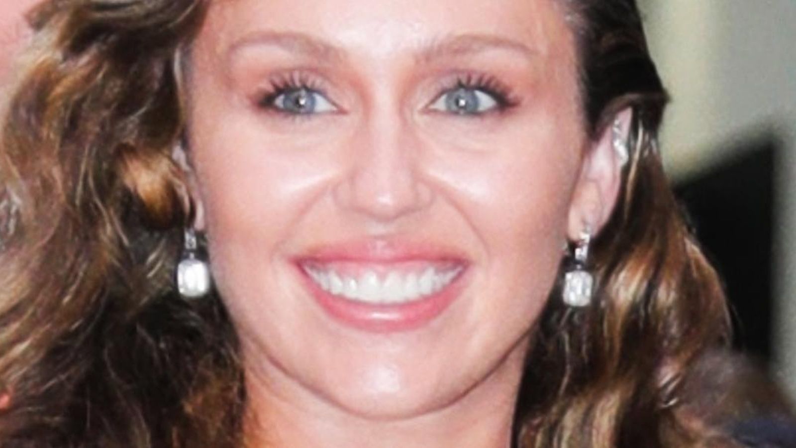 Մայլի Սայրուսի նորաձևության բացառիկ ֆոտոշարքը՝ դրսում. քննարկումների ալիք