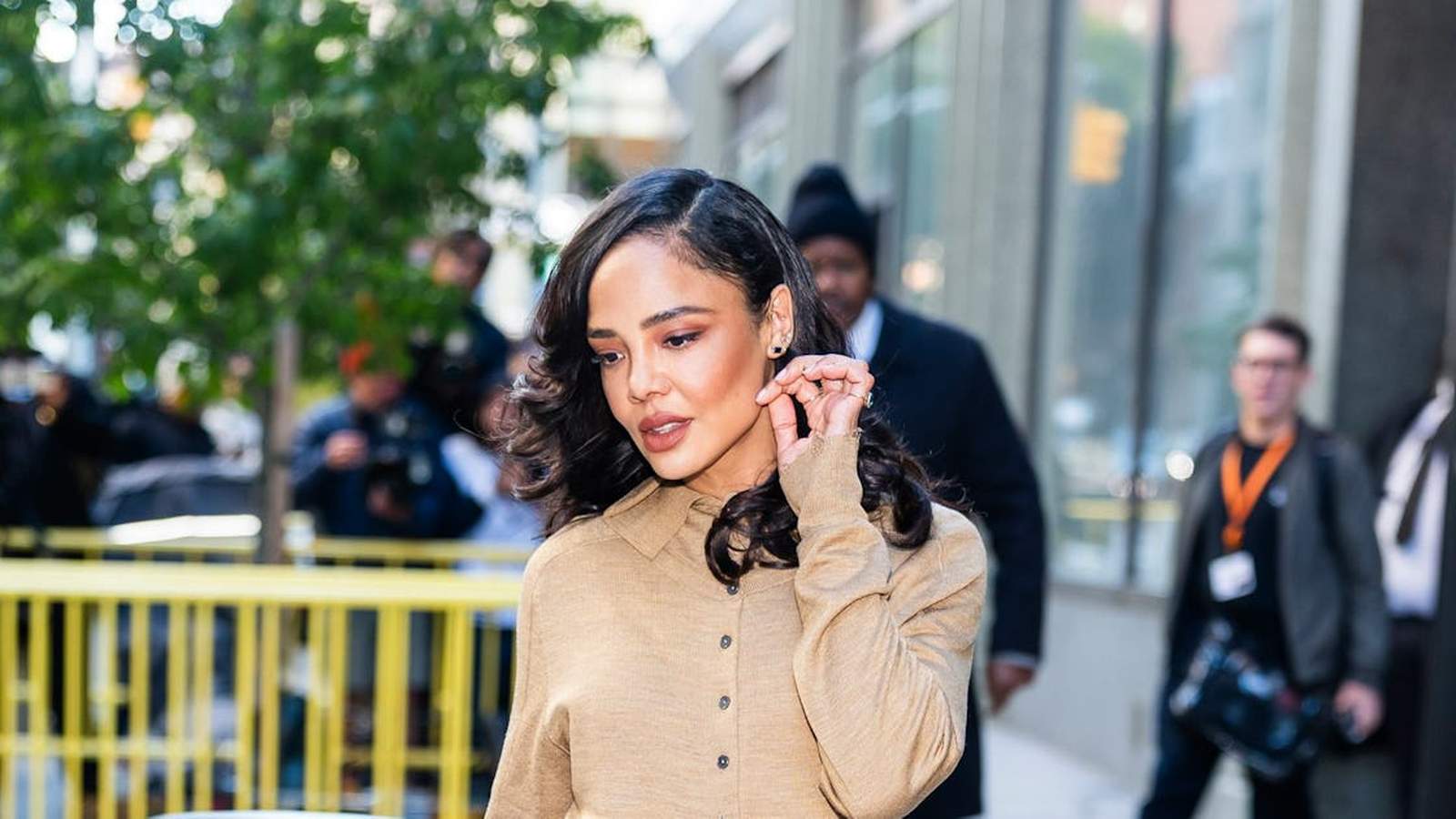 Թեսսա Թոմփսոնը գրավում է հանդիսատեսին ոչ միայն կինոյում, այլեւ փողոցում՝ համադրելով անսովոր նորաձեւությունը «Սեւ կինոյի եւ հեռուստատեսության» փառատոնի մրցանակի հետ։