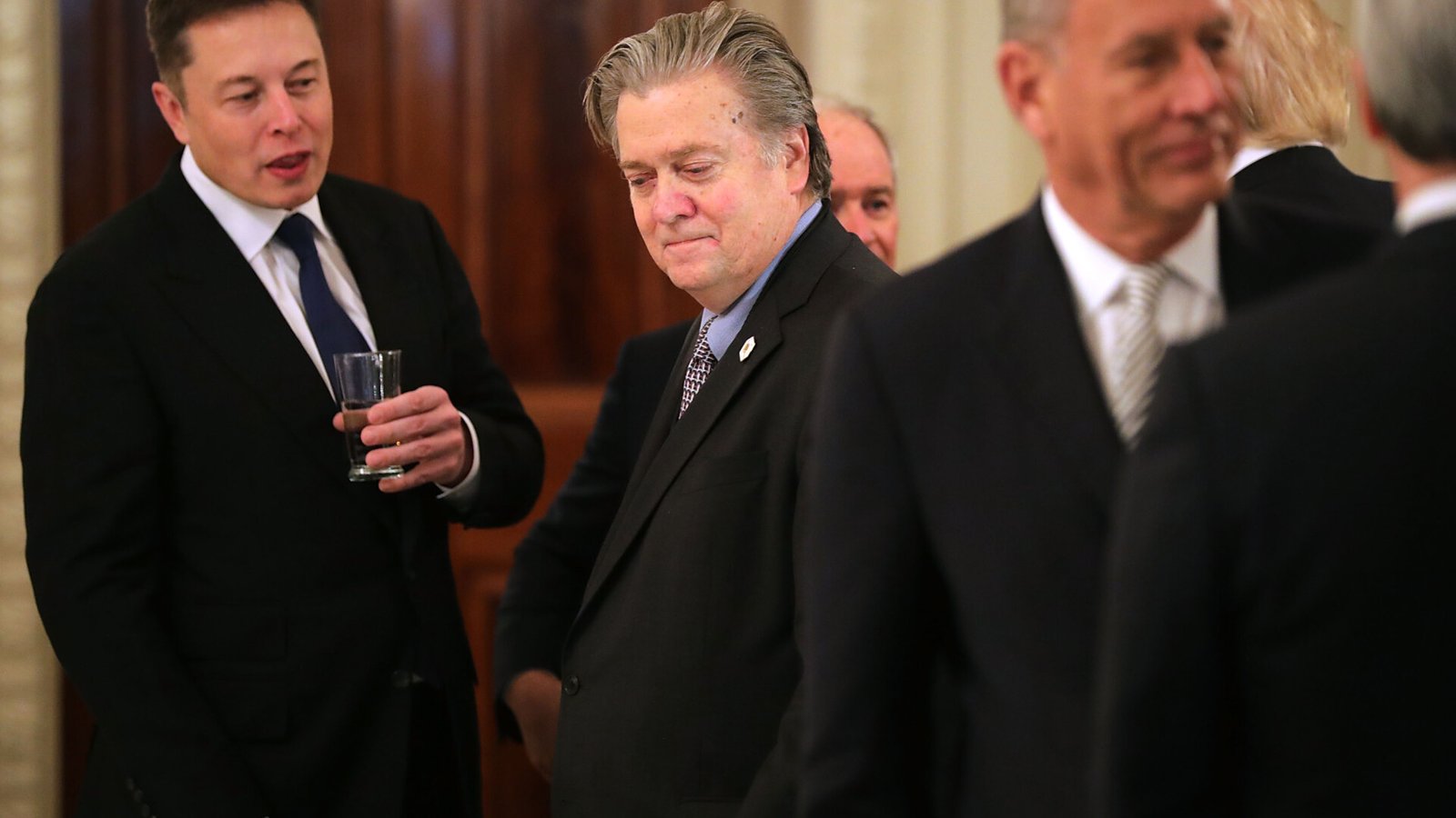 Սթիվ Բենոնը, ամերիկյան քաղաքականության բևեռացնող կերպար, շարունակում է ձևավորել պահպանողական շարժման գաղափարական պայքարները՝ ՄԱԳԱ դաշինքում իր դերակատարումից մինչև տեխնոլոգիական առաջնորդների, օրինակ՝ Էլոն Մասքի հետ մրցակցությունը: