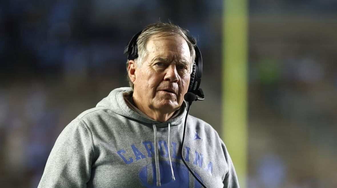 Նորթ Քարոլայնա Թար Հիլսի ֆուտբոլային թիմը հայտնվել է սկանդալների և պարտությունների մեջ Բիլ Բելիչիկի գլխավորությամբ, ներքին անհամաձայնությունների, արտասահմանյան դրամահավաքի և հերթական պարտության ֆոնին: