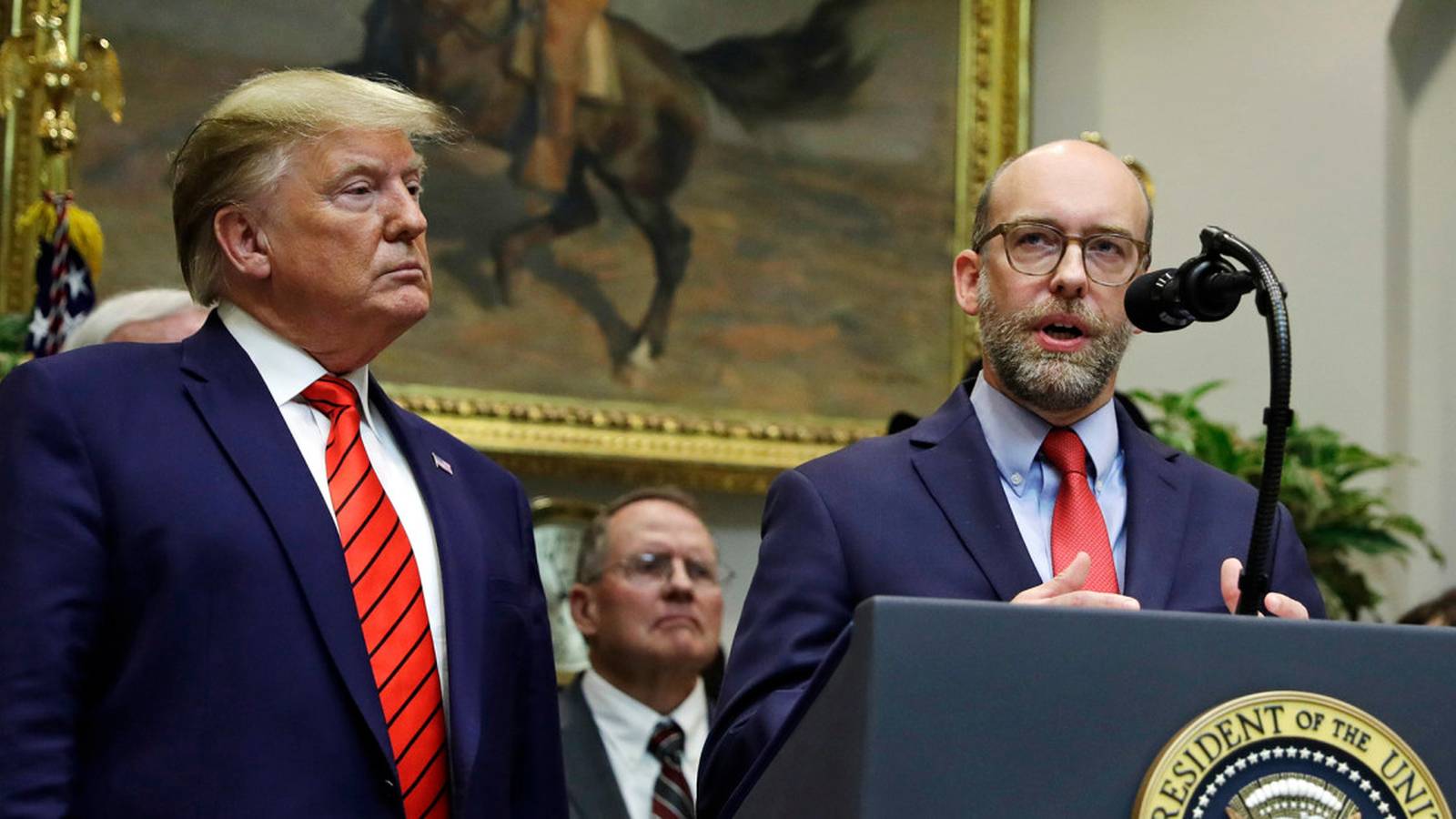 Թրամփի վարչակազմի կողմից կառավարական փակման խորացման պայմաններում դեմոկրատները բախվում են դժվարին ընտրության՝ հավատարիմ մնալով սահմանադրական սկզբունքներին և միաժամանակ փորձելով մեղմել աշխատողների ու հանրային ծառայությունների վնասները։