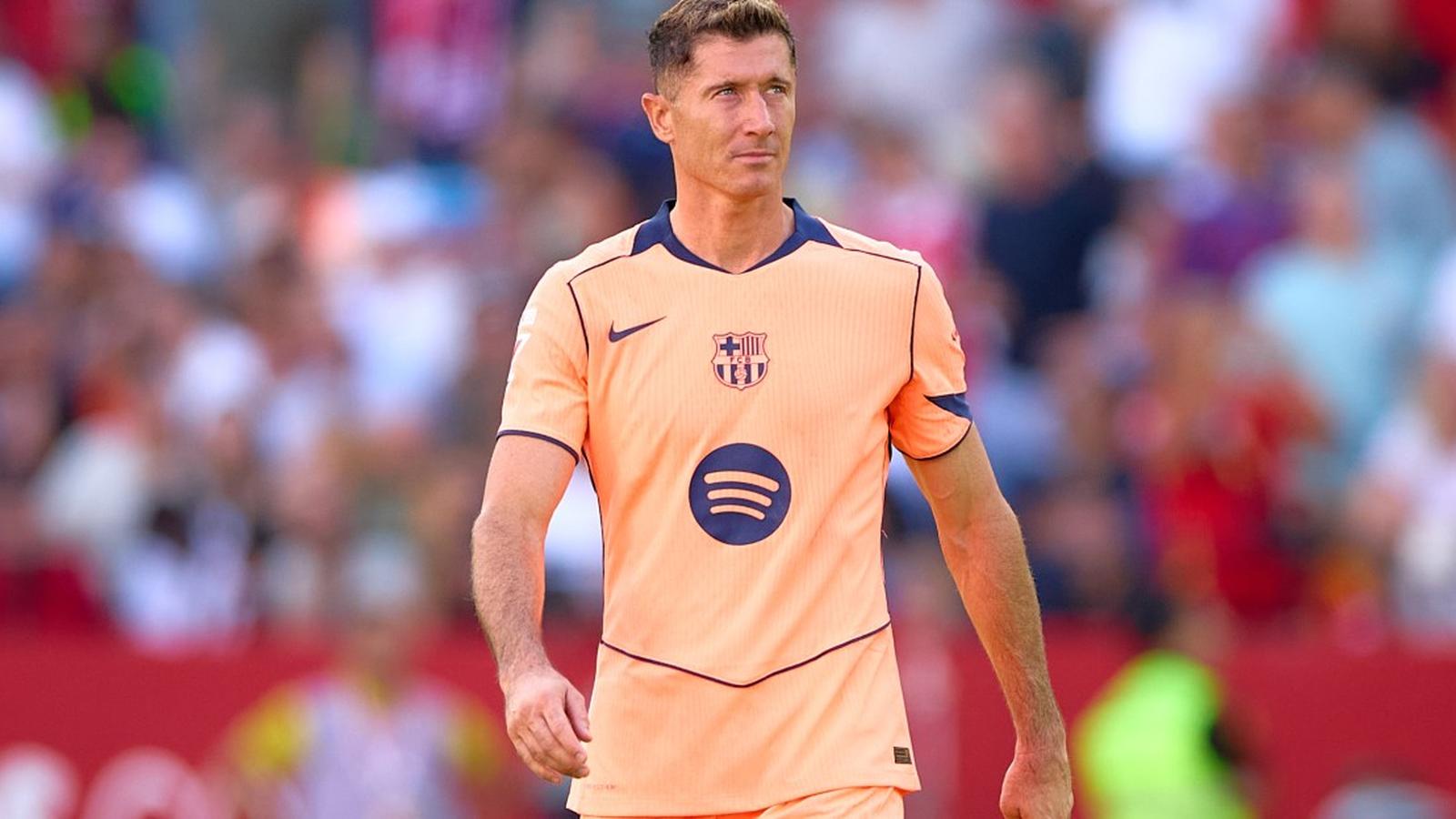 Ռոբերտ Լևանդովսկին բախվում է դժվար փուլին՝ լուրջ վնասվածքով և Բարսելոնայում պայմանագրի թարմացման անորոշությամբ, որը առաջացնում է նրա կարիերայի ուղղության վերաբերյալ քննարկումներ: